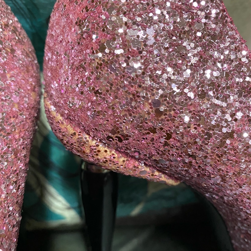 Authentic Spring 2018 Oscar de la Renta pumps Small for me. I am all true size 9 - Picture 3 of 7